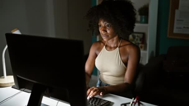 Αφροαμερικάνα Επιχειρηματίας Χρησιμοποιώντας Υπολογιστή Που Εργάζεται Στο Γραφείο — Αρχείο Βίντεο