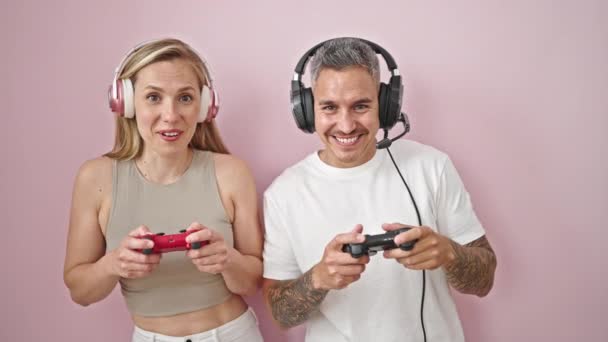 Muž Žena Pár Hrát Videohry Usmívat Přes Izolované Růžové Pozadí — Stock video