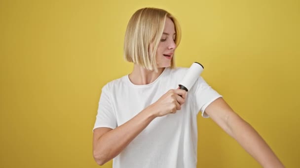 Mujer Rubia Joven Usando Rollo Palo Para Limpiar Pelo Las — Vídeo de stock