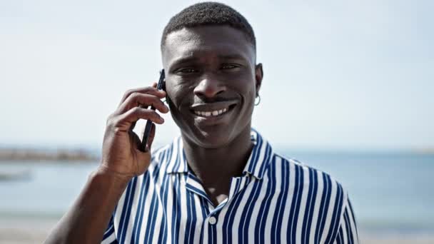 Africký Američan Usmívá Sebevědomě Mluvit Smartphone Pláži — Stock video