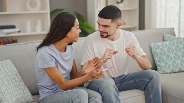 Belo Casal Sorridente Casa Abraçando Segurando Confiantemente Teste Gravidez Positivo — Vídeo de Stock