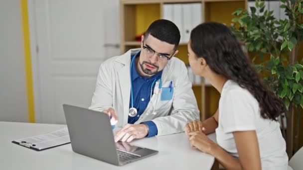 Médecin Patient Engagés Dans Une Conversation Sérieuse Aide Ordinateur Portable — Video