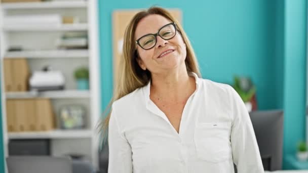Mujer Hispana Mediana Edad Trabajadora Negocios Sonriendo Confiada Hablando Oficina — Vídeo de stock