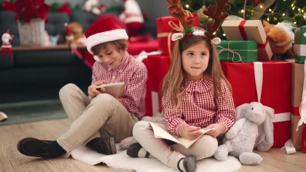 Fratello Sorella Disegno Notebook Seduto Sul Pavimento Albero Natale Casa — Video Stock