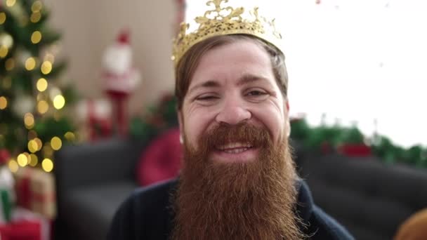 Joven Pelirrojo Vestido Con Corona Rey Sentado Junto Árbol Navidad — Vídeo de stock