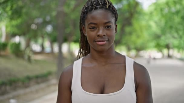Mujer Afroamericana Sonriendo Confiada Pie Parque — Vídeo de stock