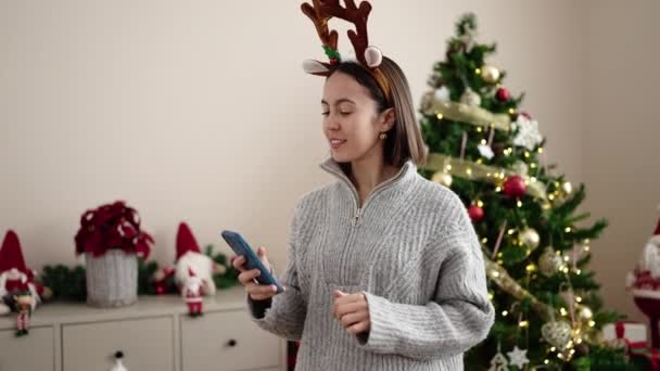 Young Beautiful Hispanic Woman Make Selfie Smartphone Standing Christmas Tree — Vídeos de Stock