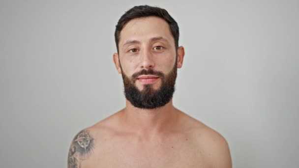 Jovem Hispânico Homem Sorrindo Confiante Sem Camisa Sobre Isolado Branco — Vídeo de Stock