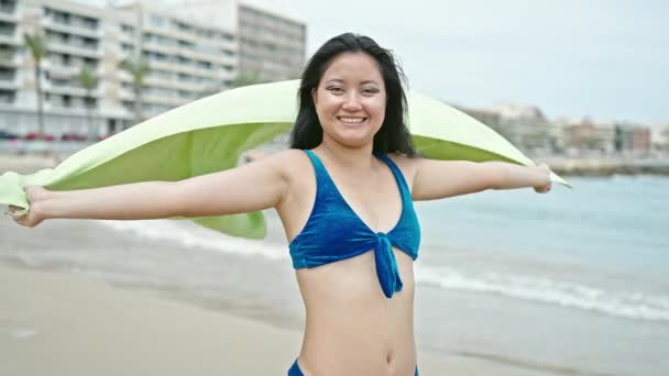 Giovane Donna Cinese Turista Sorridente Fiducioso Indossando Bikini Asciugamano Spiaggia — Video Stock