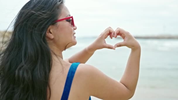 Giovane Turista Cinese Bikini Che Gesti Cuore Spiaggia — Video Stock