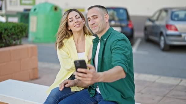 Muž Žena Pár Aby Selfie Podle Smartphone Sedí Lavičce Parku — Stock video