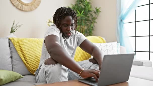 Αφροαμερικάνος Μιλάει Στο Smartphone Χρησιμοποιώντας Laptop Στο Σπίτι — Αρχείο Βίντεο
