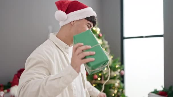 Νεαρός Ισπανός Που Κρατάει Χριστουγεννιάτικο Δώρο Χορεύοντας Στο Σπίτι — Αρχείο Βίντεο