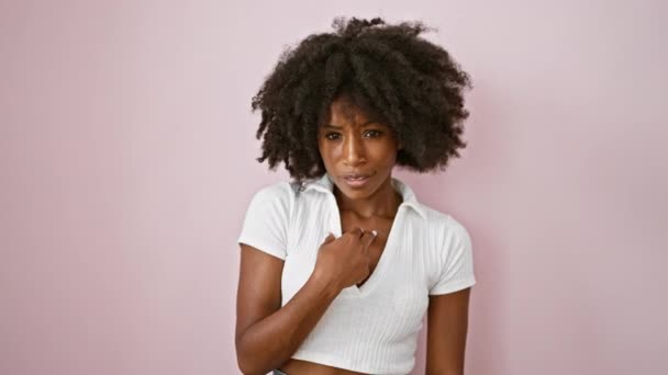 Африканская Американка Показывает Себя Говоря Пальцем Улыбающимся Изолированном Розовом Фоне — стоковое видео