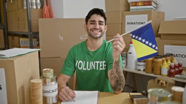 Junger Hispanischer Freiwilliger Lächelt Selbstbewusst Und Hält Flagge Von Bosnien — Stockvideo