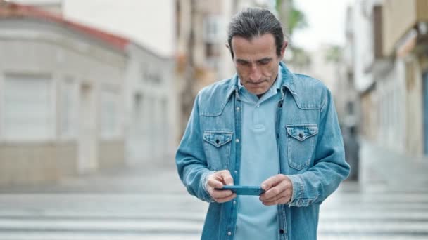 Hombre Mediana Edad Usando Smartphone Celebrando Calle — Vídeo de stock