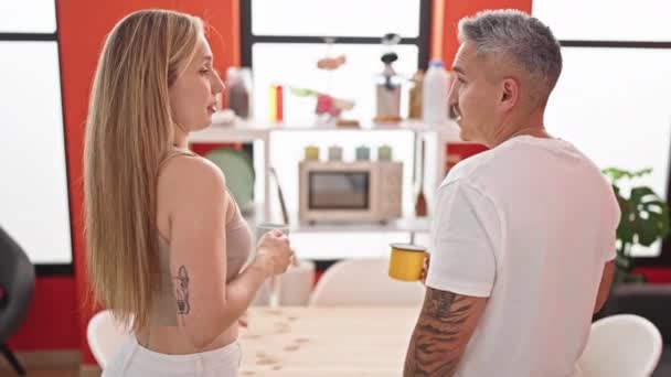 Homem Mulher Casal Juntos Segurando Xícara Café Falando Sala Jantar — Vídeo de Stock