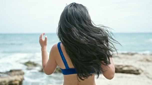 Joven Turista China Vistiendo Bikini Peinando Pelo Pie Revés Playa — Vídeo de stock