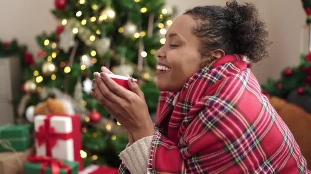 在家里 非洲裔美国妇女坐在沙发上享用圣诞装饰咖啡 — 图库视频影像