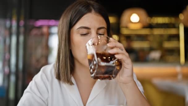 Młoda Piękna Latynoska Kobieta Pijąca Szklankę Wermutu Restauracji — Wideo stockowe
