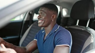 Afro-Amerikalı bir adam sokak müziğiyle dans ediyor.