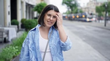 Viyana sokaklarında kendine güvenen güzel İspanyol kadın gülümsüyor.