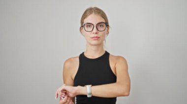 Sarışın genç bir kadın saati işaret ediyor. Hayır diyor. Kafası izole beyaz arka planda.