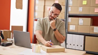 İspanyol asıllı genç bir iş adamı akıllı telefon yazma adresiyle konuşuyor.