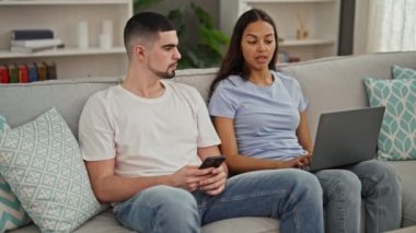 Birbirlerine aşık güzel bir çift, evdeki oturma odasındaki kanepede oturuyorlar, teknolojiye dalmışlar. Erkek ve kadın bilgisayarlarını ve akıllı telefonlarını kullanıyor, çalışıyor ve mesajlaşıyorlar..