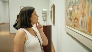 Güzel İspanyol bir kadın Viyana 'daki Albertina Müzesi' nde sanat galerisini ziyaret ediyor.