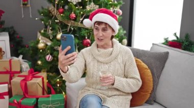 Evde şarap içen yetişkin İspanyol kadın.