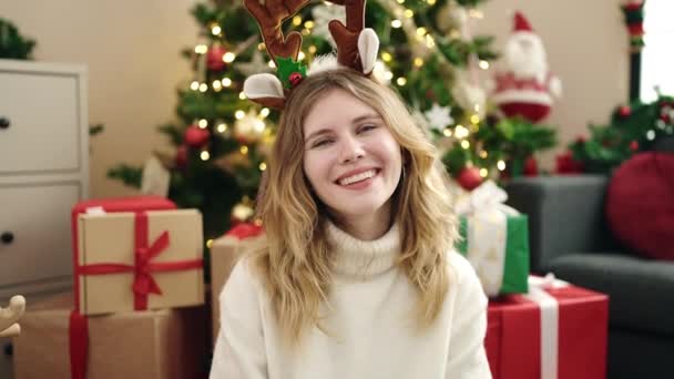 Jeune Femme Blonde Assise Sur Sol Près Sapin Noël Les — Video