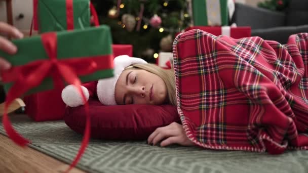 Jonge Blonde Vrouw Slapen Vloer Met Kerst Thuis — Stockvideo