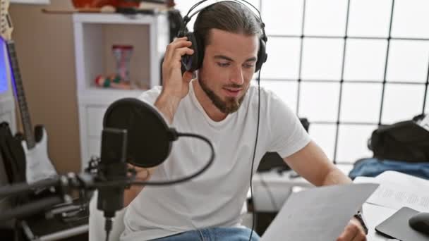Jovem Músico Hispânico Cantando Música Sorrindo Estúdio Rádio — Vídeo de Stock