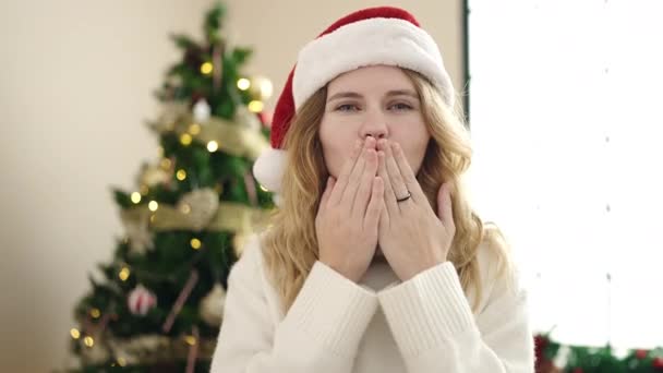 Jong Blond Vrouw Staan Door Christmas Boom Zoenen Thuis — Stockvideo