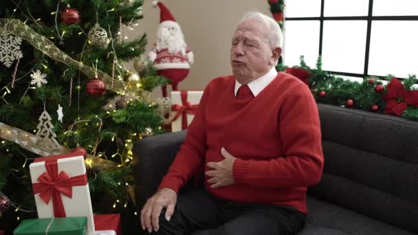 Idős Szenvedő Gyomorfájás Karácsonyfa Otthon — Stock videók