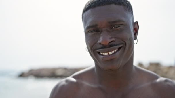 Africano Americano Homem Turista Sorrindo Confiante Sem Camisa Praia — Vídeo de Stock