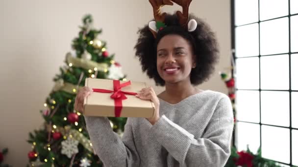 Afričanky Americká Žena Nosí Sobí Uši Poslech Vánoční Dárek Zvuk — Stock video