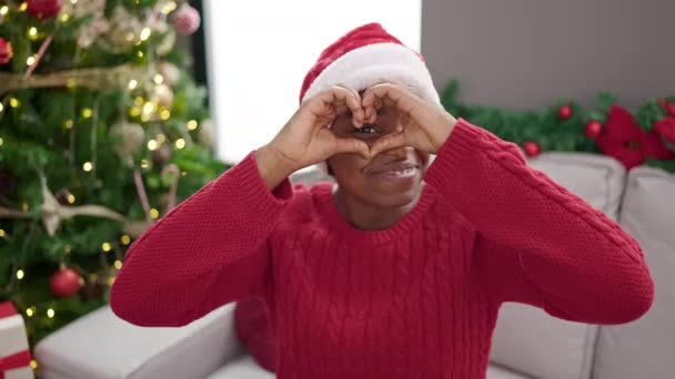 Αφροαμερικανή Γυναίκα Γιορτάζει Χριστούγεννα Κάνει Σχήμα Καρδιάς Χέρια Στο Σπίτι — Αρχείο Βίντεο