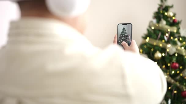 Jonge Spaanse Man Opnemen Van Video Door Smartphone Naar Kerst — Stockvideo