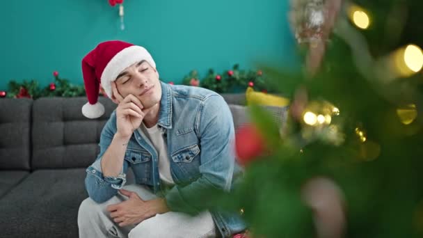 Giovane Uomo Ispanico Sorridente Fiducioso Cercando Albero Natale Casa — Video Stock