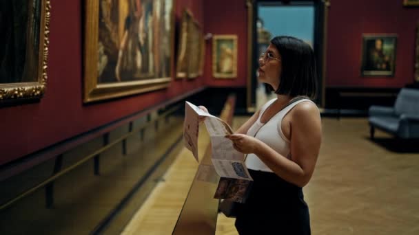 Joven Mujer Hispana Hermosa Visitando Galería Arte Folleto Lectura Museo — Vídeos de Stock