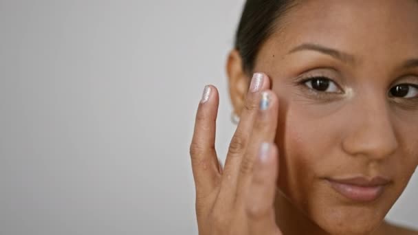 Молодая Латинская Женщина Улыбается Уверенно Трогательные Мешковатые Глаза Пальцами Изолированном — стоковое видео