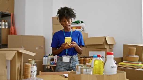 Africano Americano Mulher Voluntária Falando Smartphone Tomar Notas Centro Caridade — Vídeo de Stock