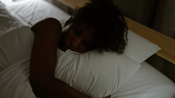 Африканская Американка Лежит Кровати Страдает Бессонницей Спальне — стоковое видео