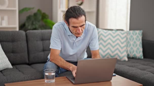 Middelbare Leeftijd Man Met Behulp Van Laptop Zitten Bank Thuis — Stockvideo