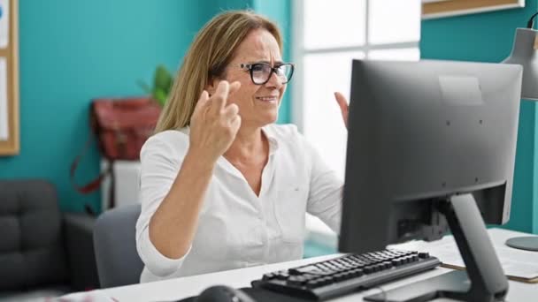Orta Yaşlı Spanyol Kadını Bilgisayar Uzmanı Ofiste Kutlama Yapıyor — Stok video