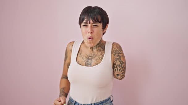 Spaanse Vrouw Met Geamputeerde Arm Schreeuwen Luid Geïsoleerde Roze Achtergrond — Stockvideo