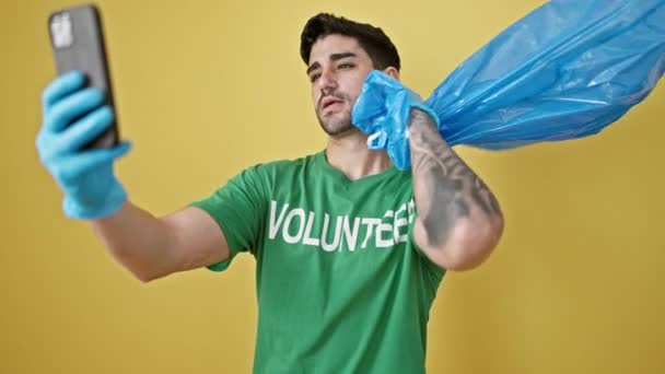 Jovem Hispânico Homem Voluntário Segurando Saco Lixo Fazer Selfie Por — Vídeo de Stock