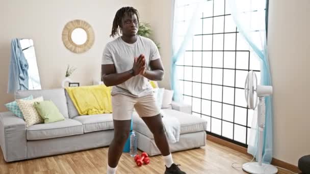 Африканский Американец Тренирует Ноги Дома — стоковое видео
